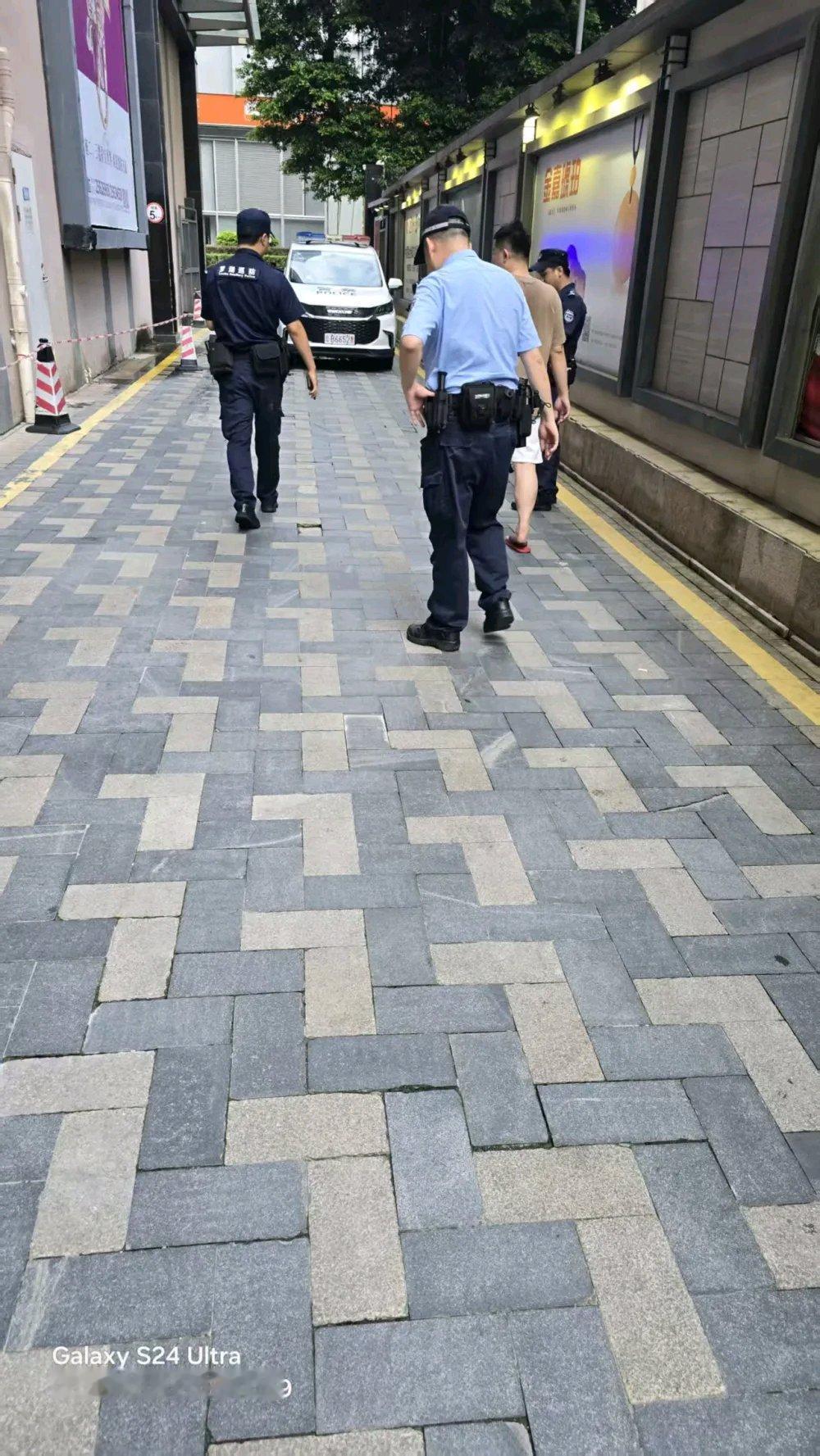 最近深圳水贝发生了一件超暖心的事儿。8月25日16点16分，一男子骑平衡车运黄金