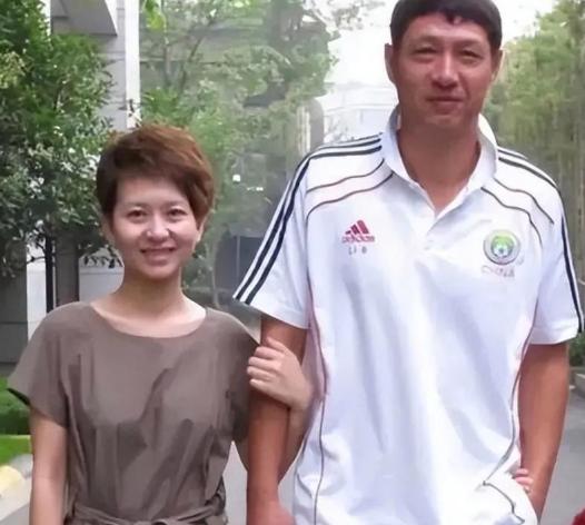 2002年，前国足前锋黎兵与空姐妻子梁爽协议离婚，他选择净身出户，甘萍被骂插足却