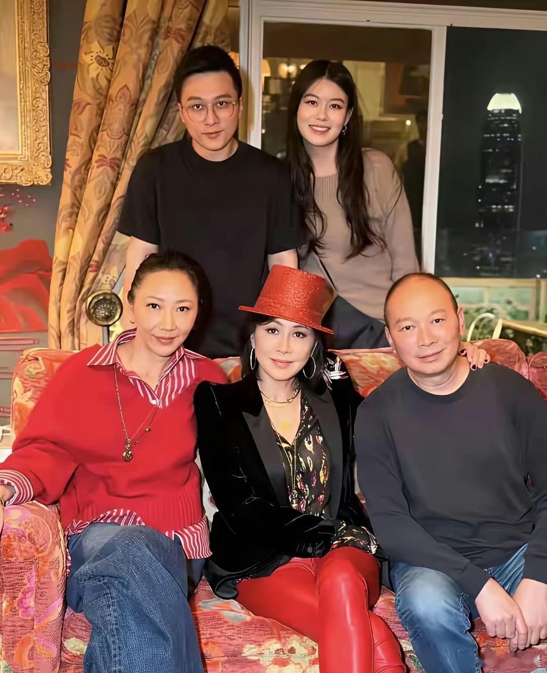 刘嘉玲在2.6亿豪宅办跨年宴，28岁侄子首露面被猜亿万家产继承人。
