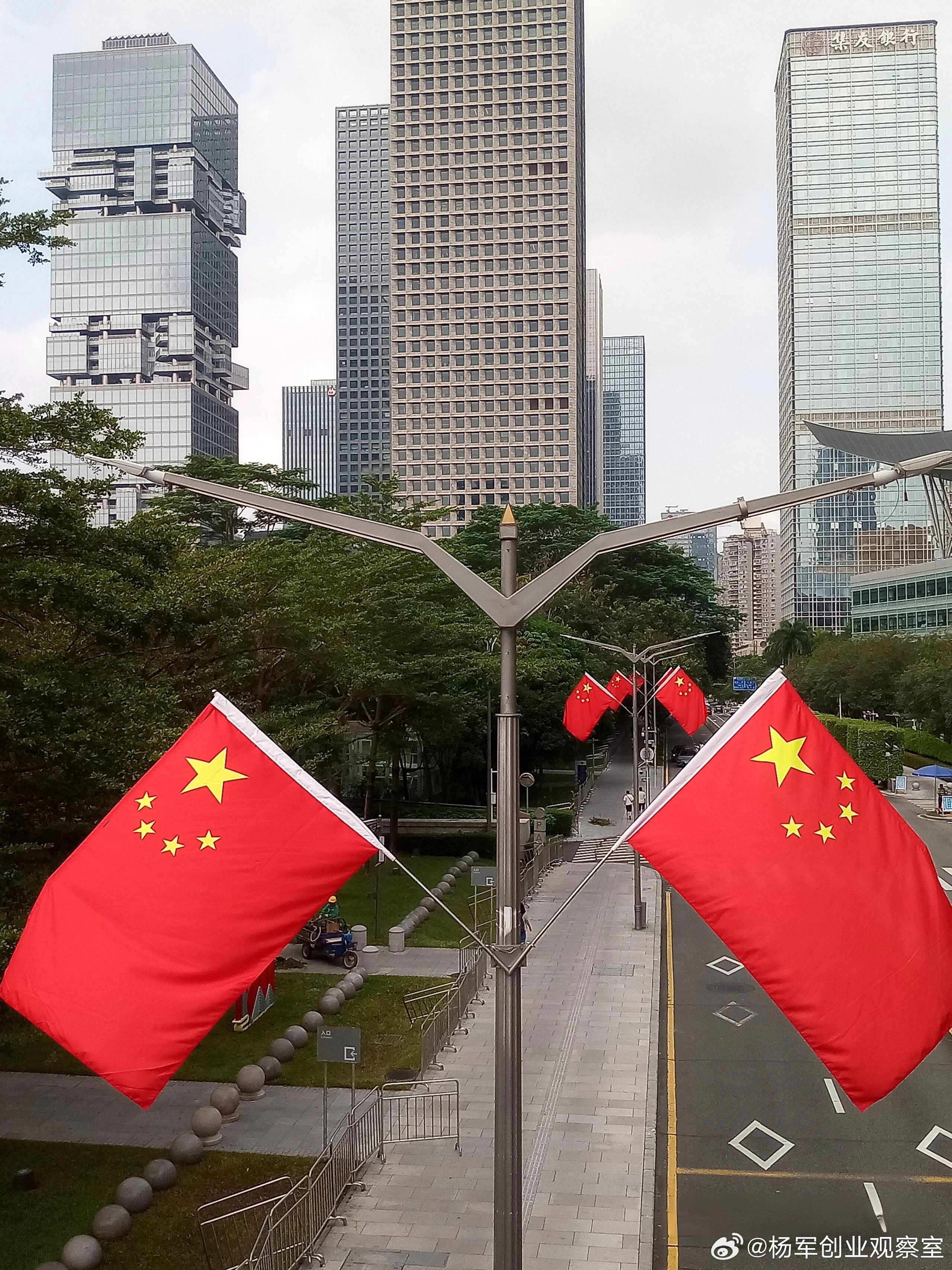 一路繁花，一路红旗飘扬漫步在深圳的街头，从绿意盎然的林荫道到高楼林立的CBD，看