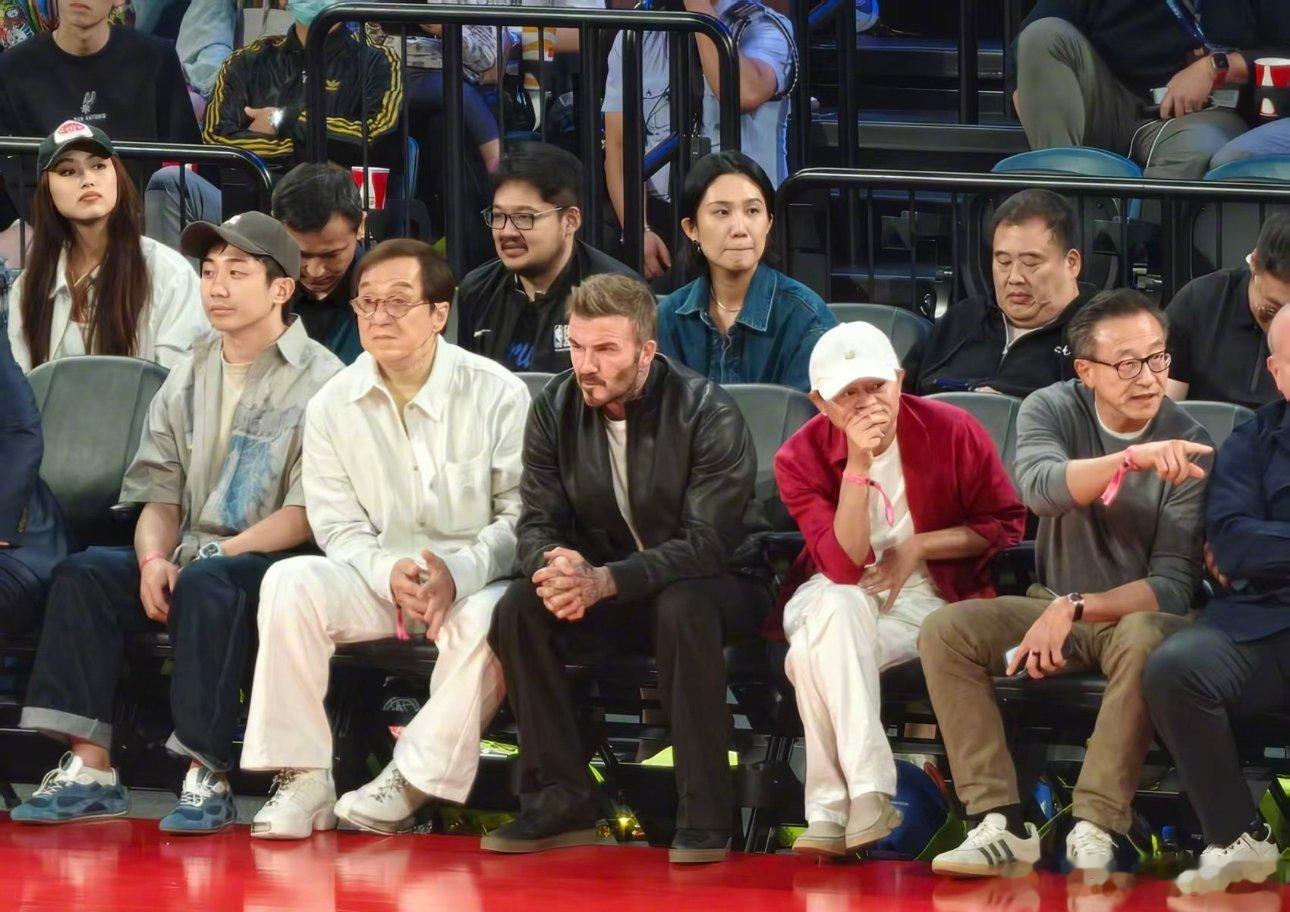 澳门这场NBA中国赛的观众席也太有看头了🏀王宁和马云同排观赛，中间隔着成龙和贝克汉姆，旁边还有篮网