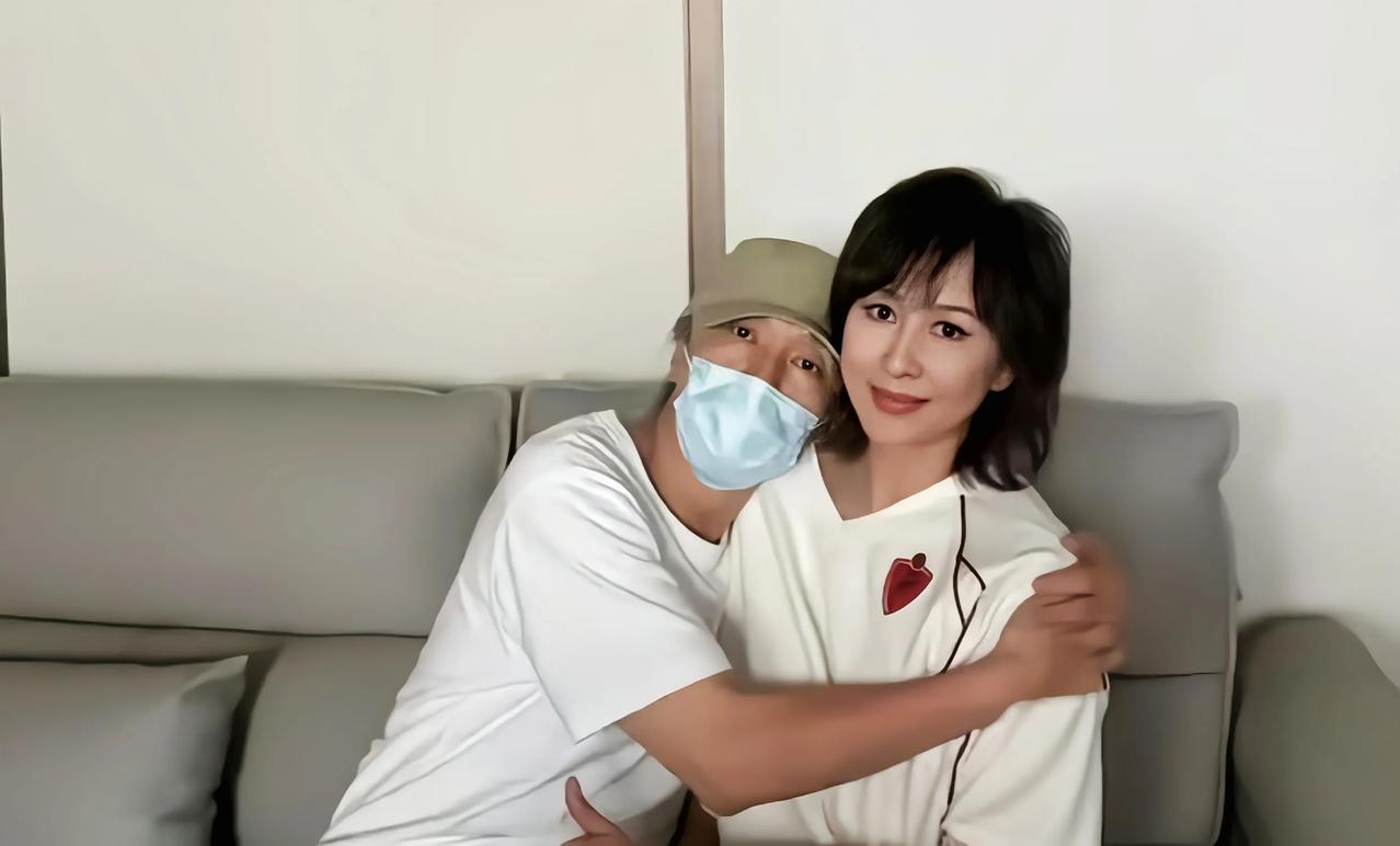 62岁的周星驰满头白发不服老，狂砸3.8个亿拍摄《少林女足》六十二岁的周星驰，
