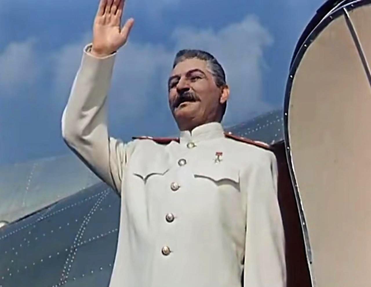 骗了全世界70年，斯大林攻克柏林全靠一部电影。斯大林身穿白色元帅服，从飞机