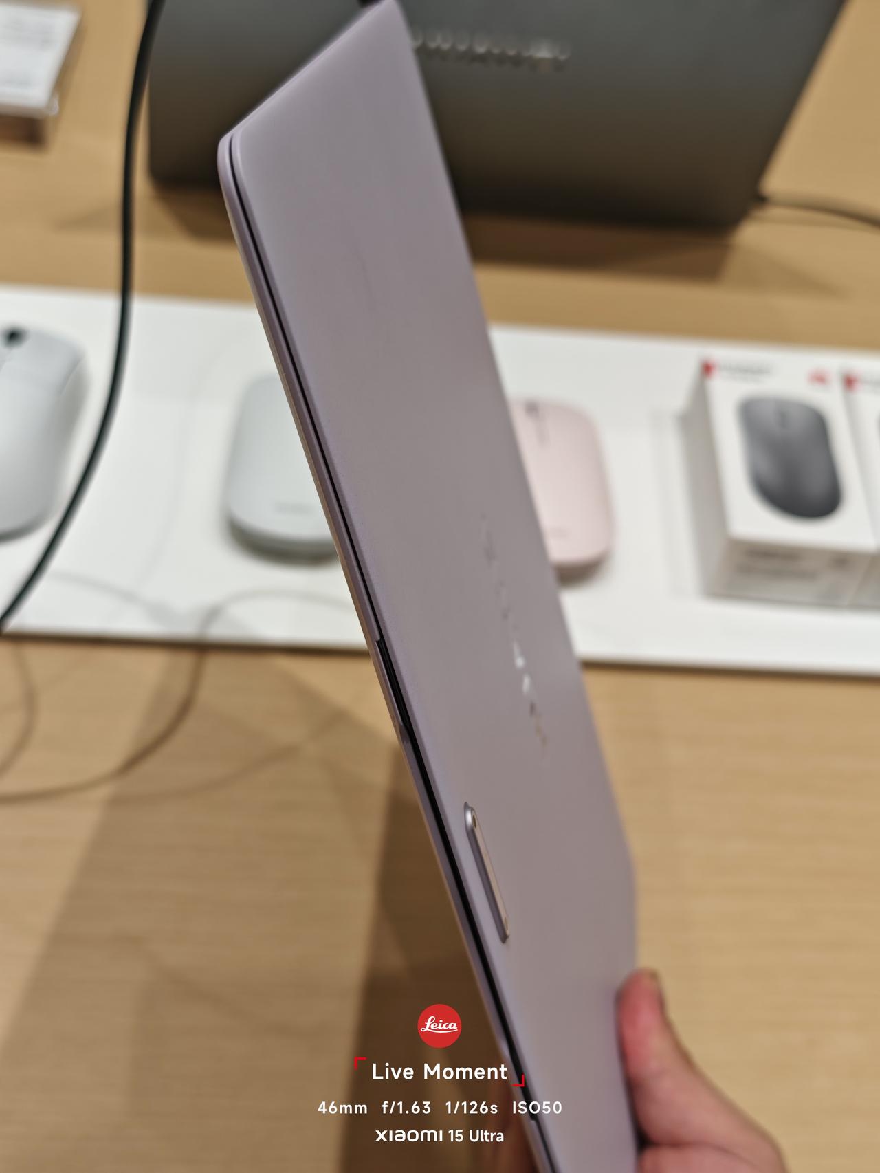 798g轻到离谱，还买啥MacBook去华为店原来只看平板，结果转身摸到一台