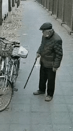 看了N遍，这自行车停的也不碍什么事呀，老人为什么要这样做？