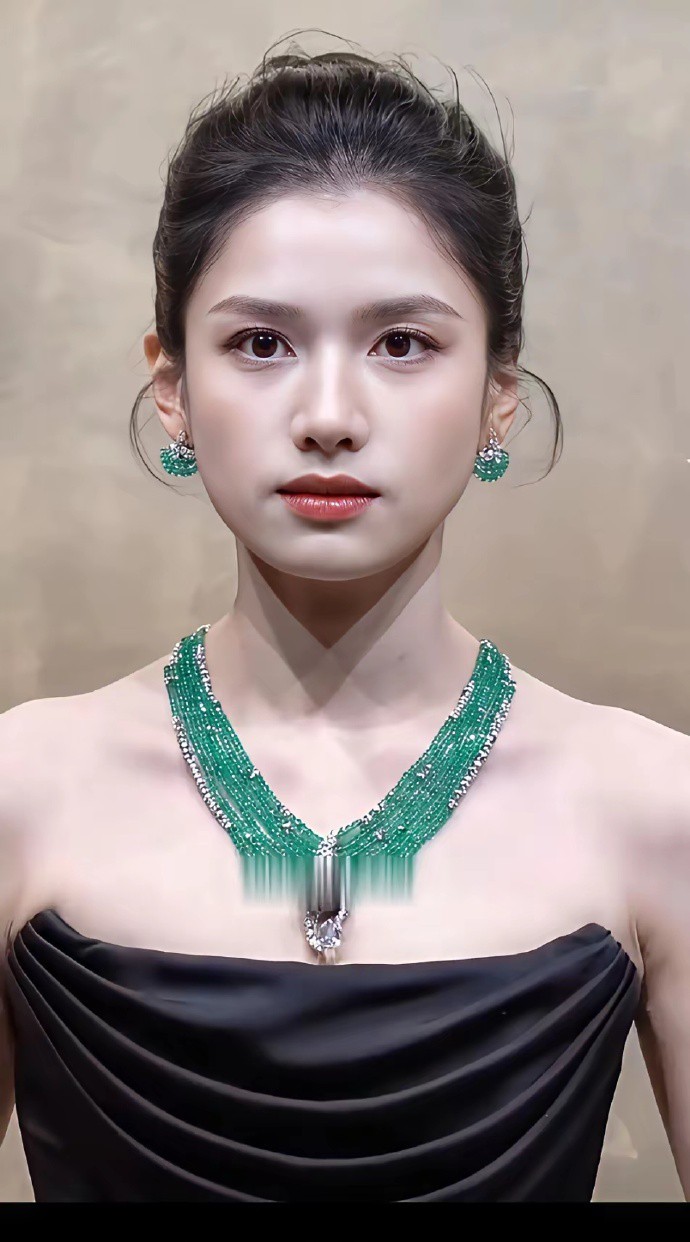 没想到张婧仪能有这么强大的气场，完全撑得住这么华贵的珠宝。
