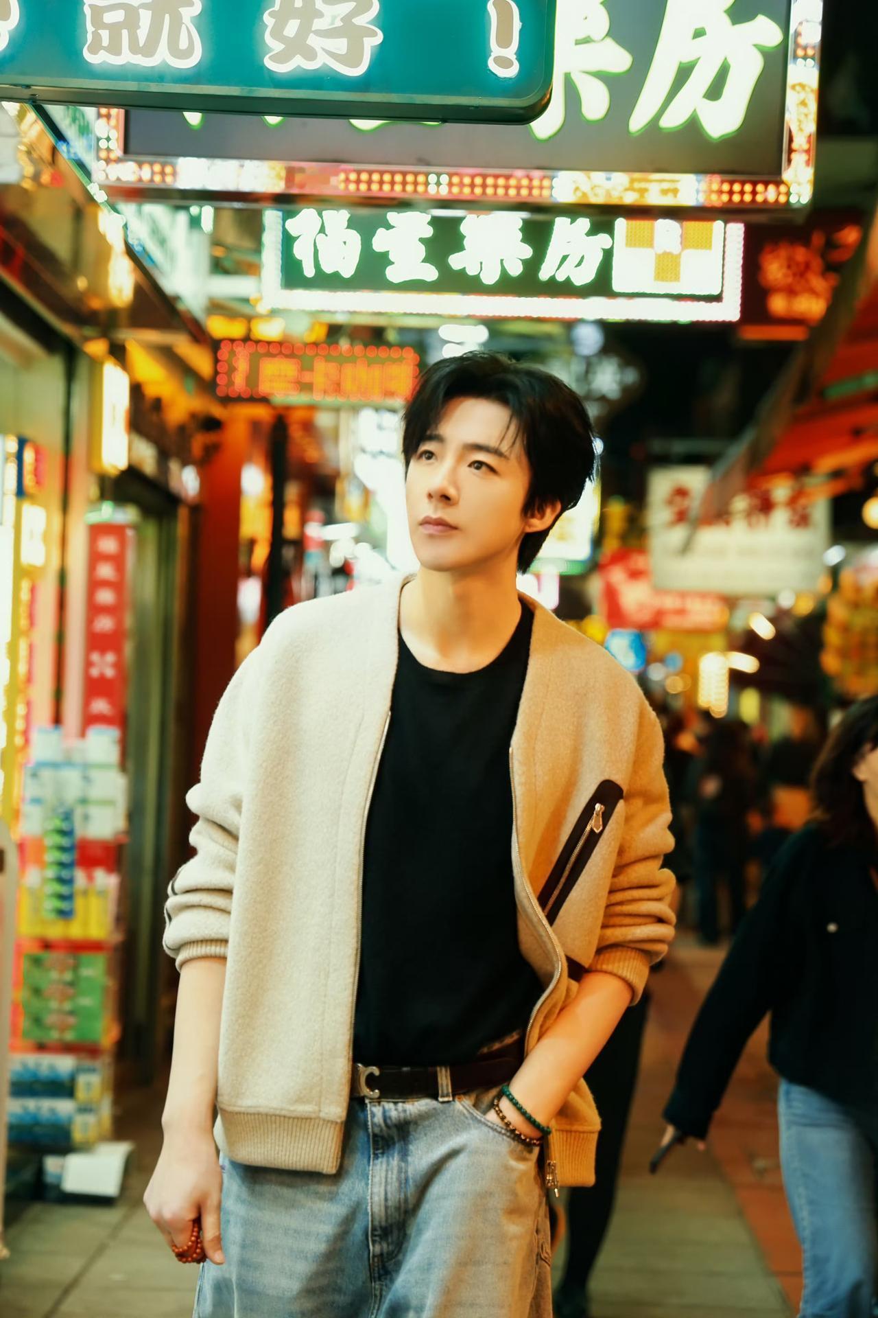 救命！刘宇宁这组街头港风大片杀疯了！路灯下长腿迈步，风衣衣角扫过夜色，每一步都像