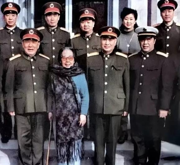 1999年国庆节前一天，时任军委副主席的迟浩田和军委副主席张万年率解放军三总部领