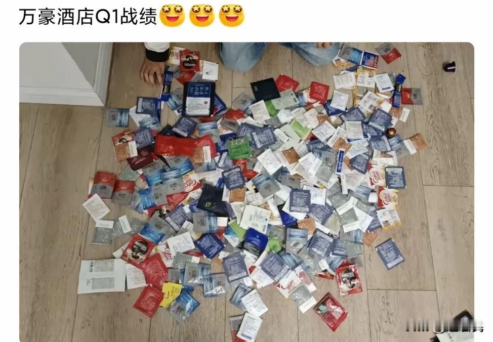 哈哈哈哈一位网友每次去酒店，都会把酒店茶包咖啡包、糖包全部拿回家。仅仅3个月，就
