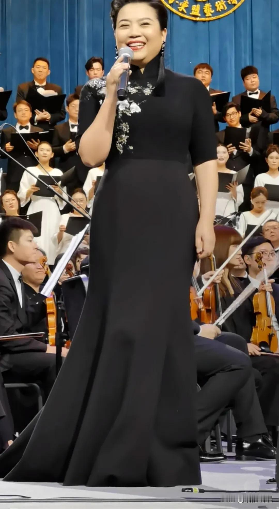 都说清瘦窈窕好看，可是她这血气充足、珠圆玉润的样子也好美啊！张也现身保利歌剧院