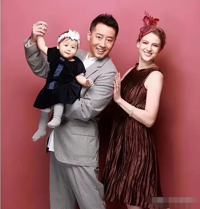 蔡国庆的弟弟也是高颜值，这个帅气劲头不比蔡国庆差，媳妇是一位外国人，两位可爱的混