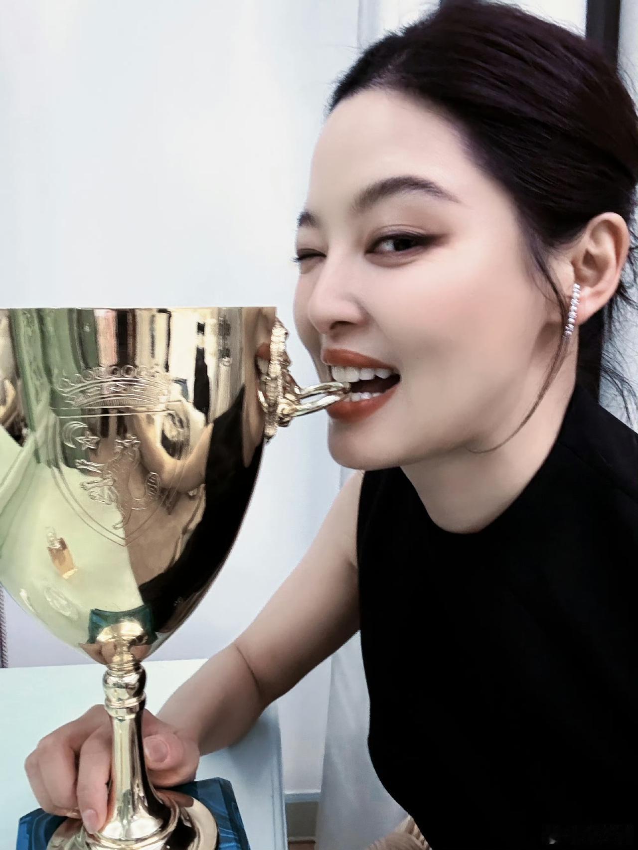 郝蕾下场撕？这届东京电影节的闹剧，炸出了多少意难平？网络流传一张截图，据说是