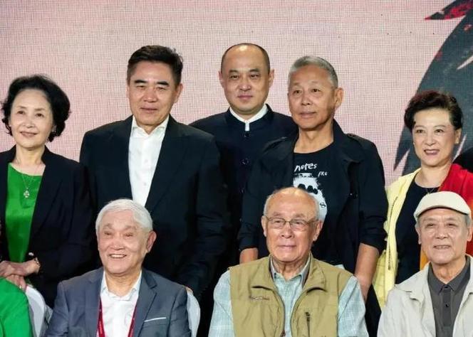 8位资深演员同框：我认出了满头银发的牛犇，气色盈和的常式达，戴着眼镜的许还山