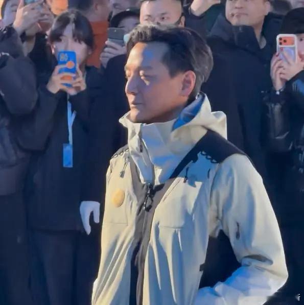 51岁吴彦祖颜值下跌，脸色蜡黄面容沧桑，跟吴磊、陈伟霆差距明显，一代男神啊……