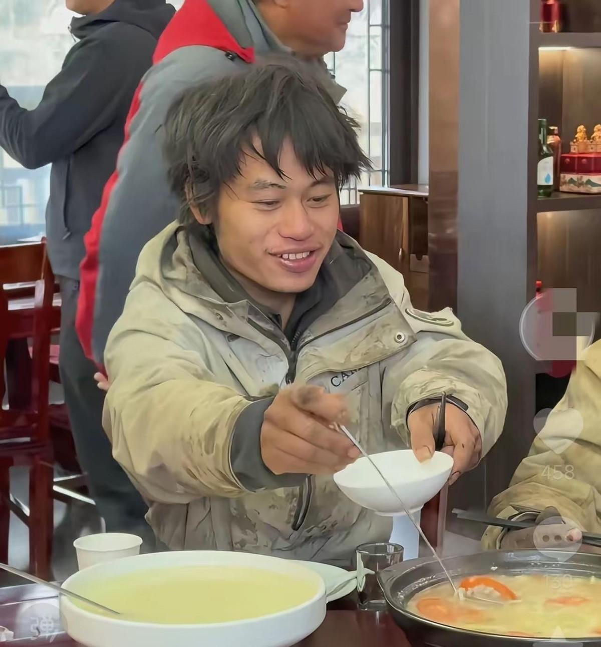 林北刚被节目组从山里拖出来就直奔火锅桌，一个月没沾油星的十四个人围着三层炉子抢肉