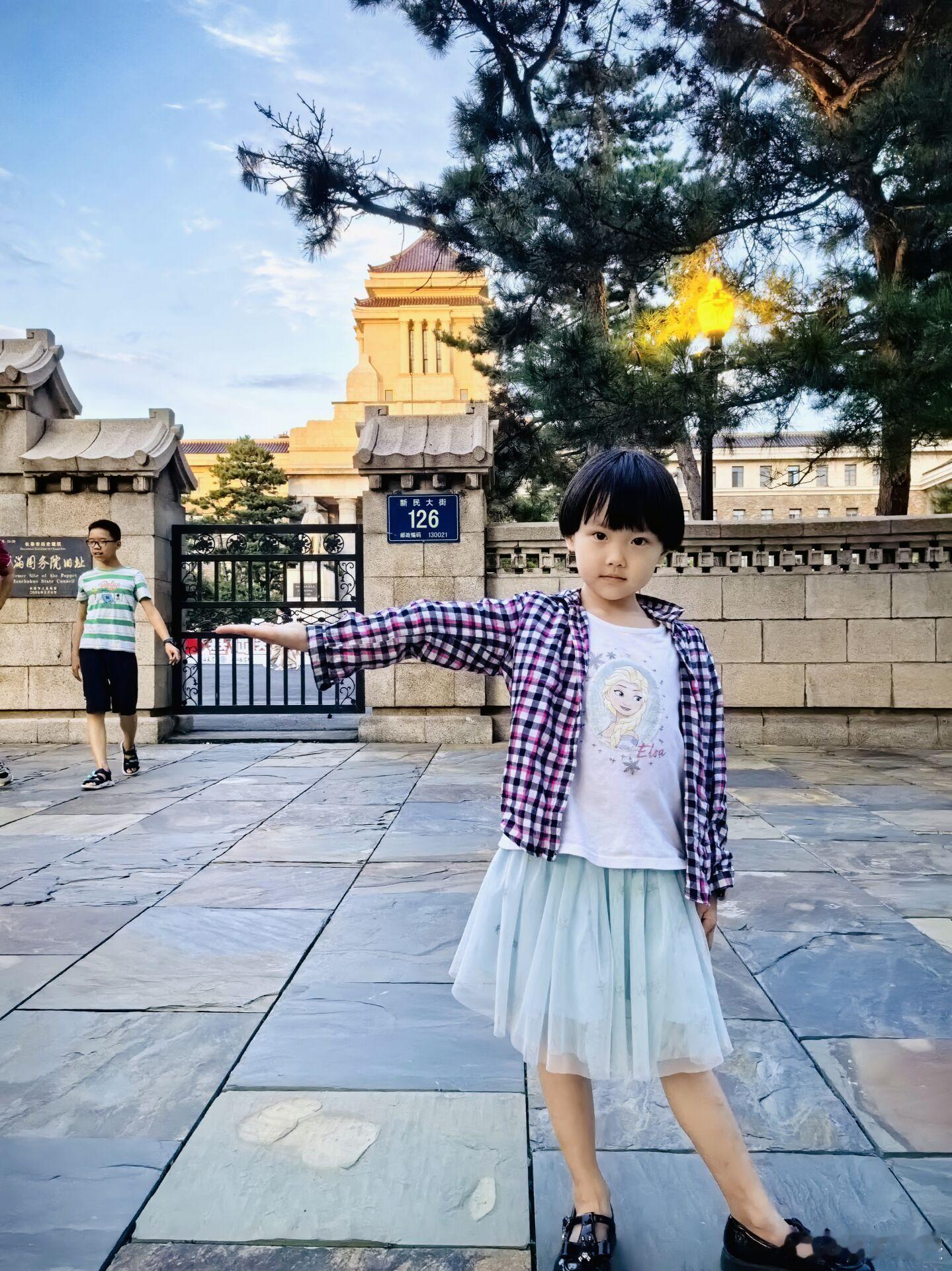 城市巡游记带娃随手拍亲子陪伴在路上——漫步在新民大街的历史光影中周末的阳光洒满