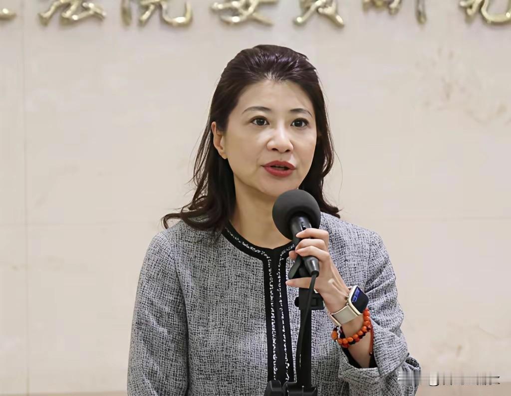 郑丽文访美行程还没开始，已现“内忧外患”？文传会正副主委双双离职，绿委酸“公主病