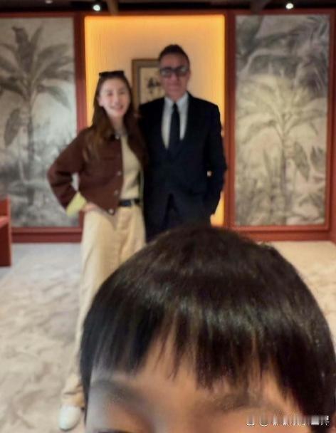 小海绵拍摄的Angelababy与爱马仕总监合影