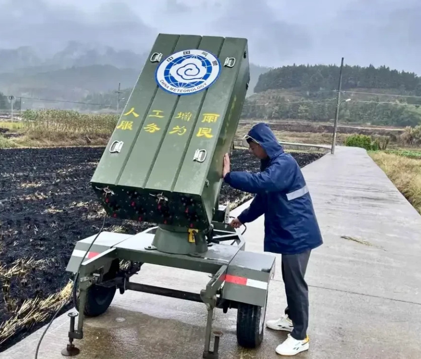 今天是自然下的雨还是人工增雨呢！听说人工增雨一枚炮弹几千元钱，这样说也不算贵