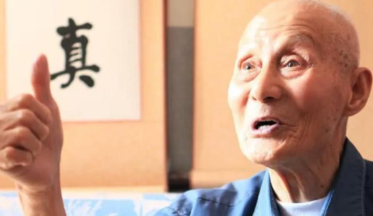 1983年呐，有个63岁的老人正在给领导倒水，领导低头一瞅，这老人居然穿着空军专