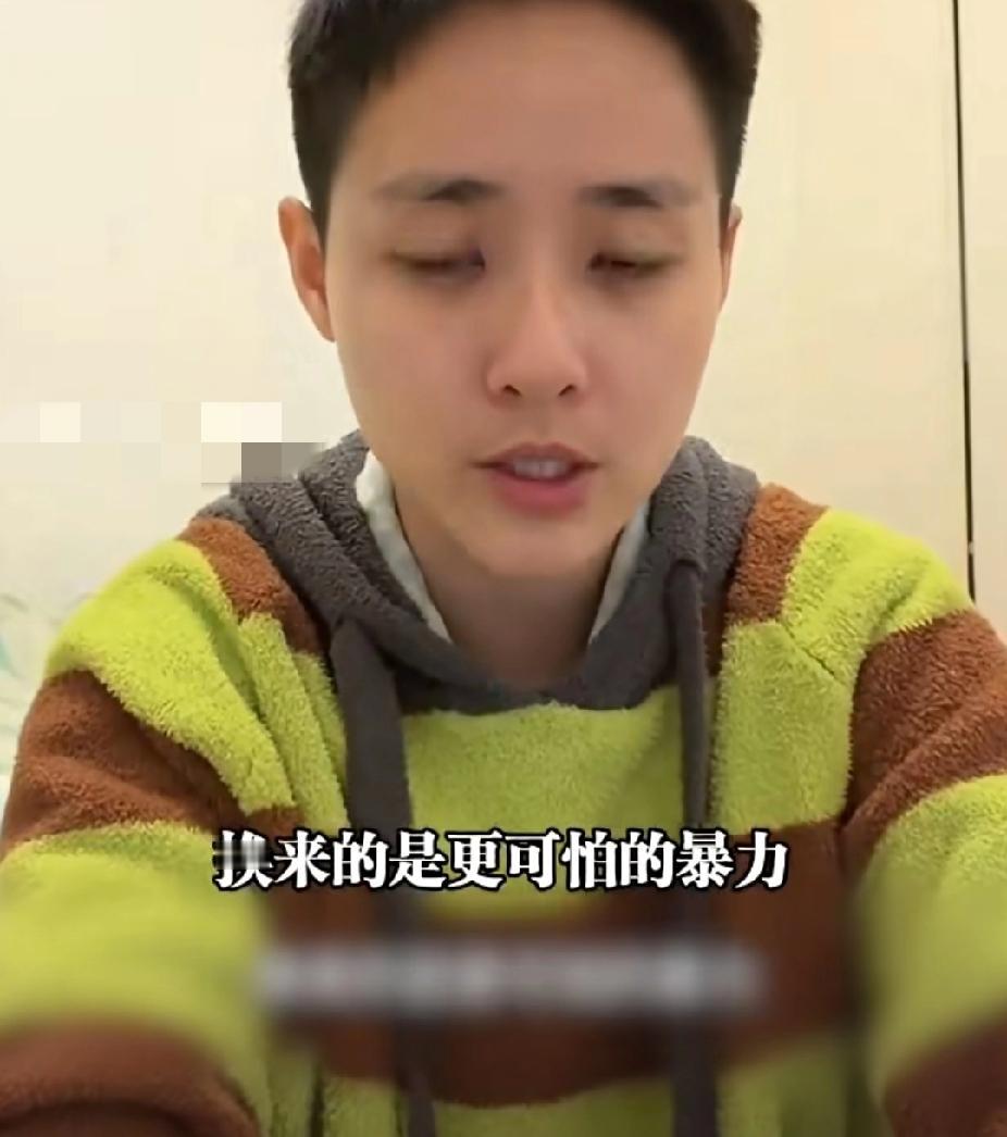 上海一女子因提醒邻居不要把垃圾放自己家门口，被邻居一家人打进医院！11月3日，上