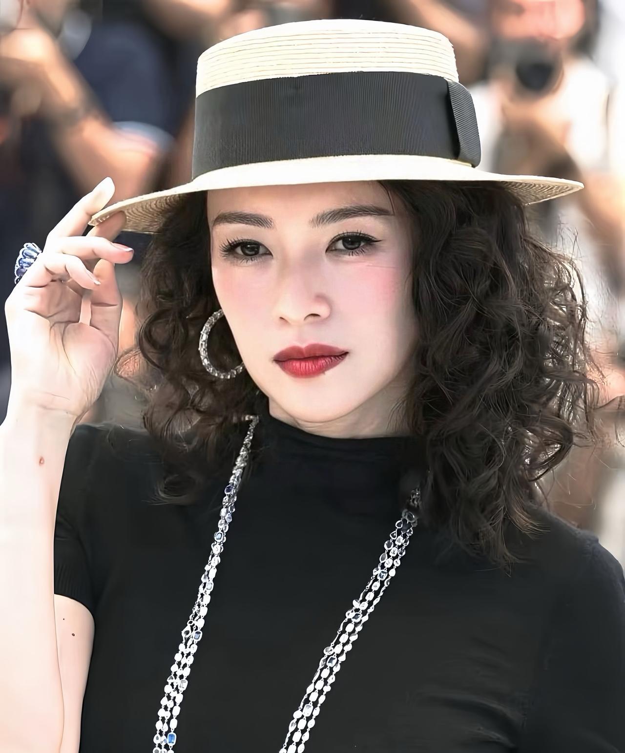 真替章子怡捏一把汗虽然主演的《酱园弄》定档了但是有个坏消息等着她，那就是她看