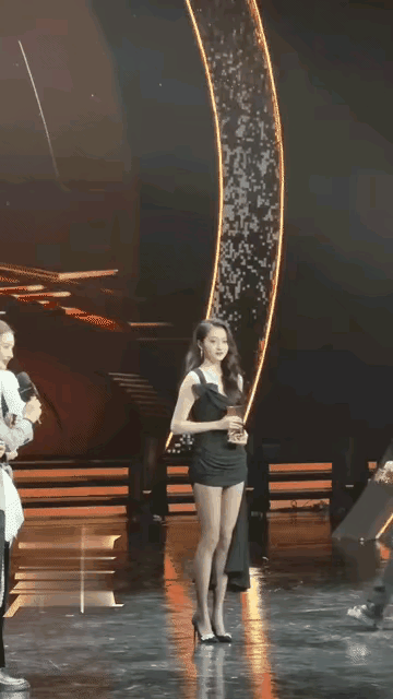 关晓彤的红毯造型，怎么又双叒被吐槽了？明明身材比例优越，却常被批“穿不对衣”