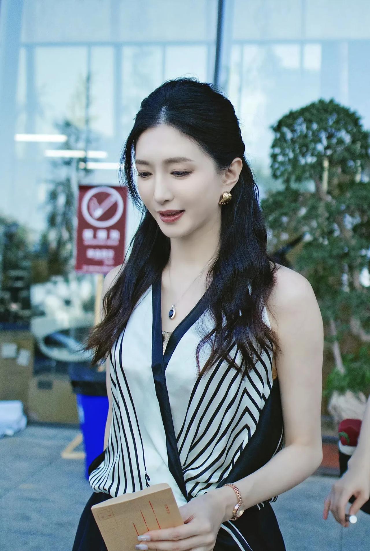 江疏影这条纹衫，是把“职场姐姐的松弛感”焊在穿搭里了吧！谁懂啊！普通条纹衫