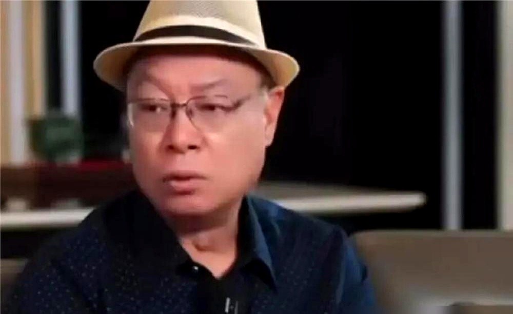 导演李力持聊喜剧，一句话把周星驰和沈腾的区别说透了。他说周星驰的戏，靠的是真摔真滚。那种纯靠肢体动作