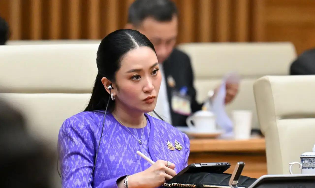 佩通坦被解职！怪不得泰国没来九三阅兵，现在泰国国内的形势这么混乱，现在佩通坦还