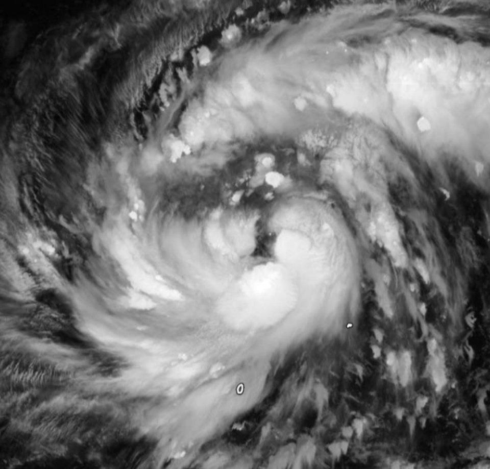 台风凤凰正在快速增强，对流猛烈爆发，逐渐构建起台风眼，中心附近最大风力11级（实