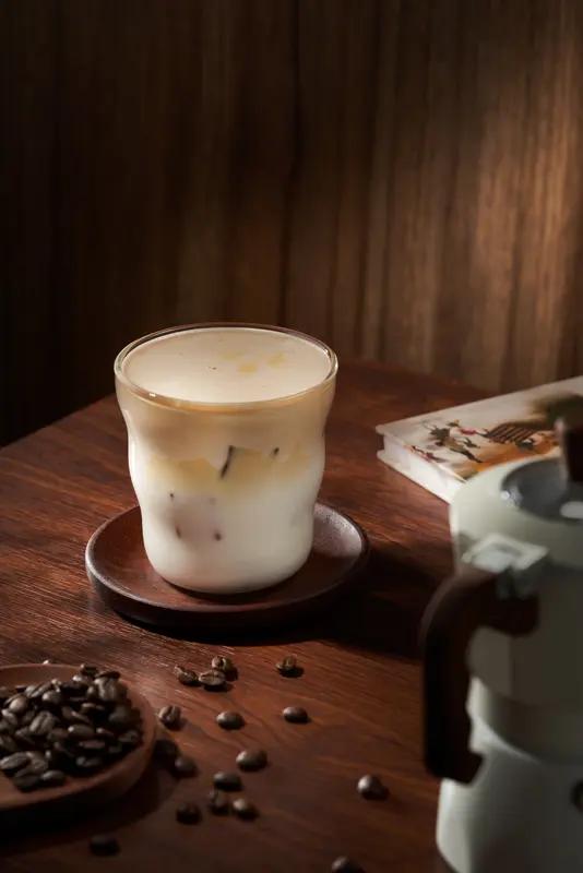 长期适量喝茶或咖啡的人有福啦！我身边有个朋友，以前工作总犯困，脑子也不太灵光。后