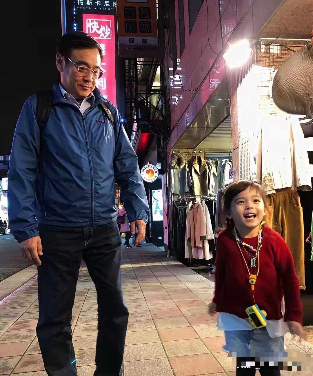 下面这照片是68岁的尔冬升和他9岁的女儿。大部分人都抗不过人性，养育下一代，动物