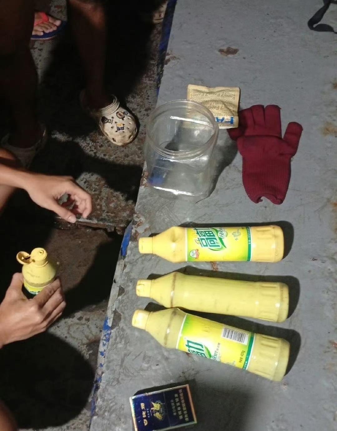 菲军声称24日在仁爱礁附近阻止了中国渔船的“非法捕鱼活动”,收缴了装有“疑似氰化