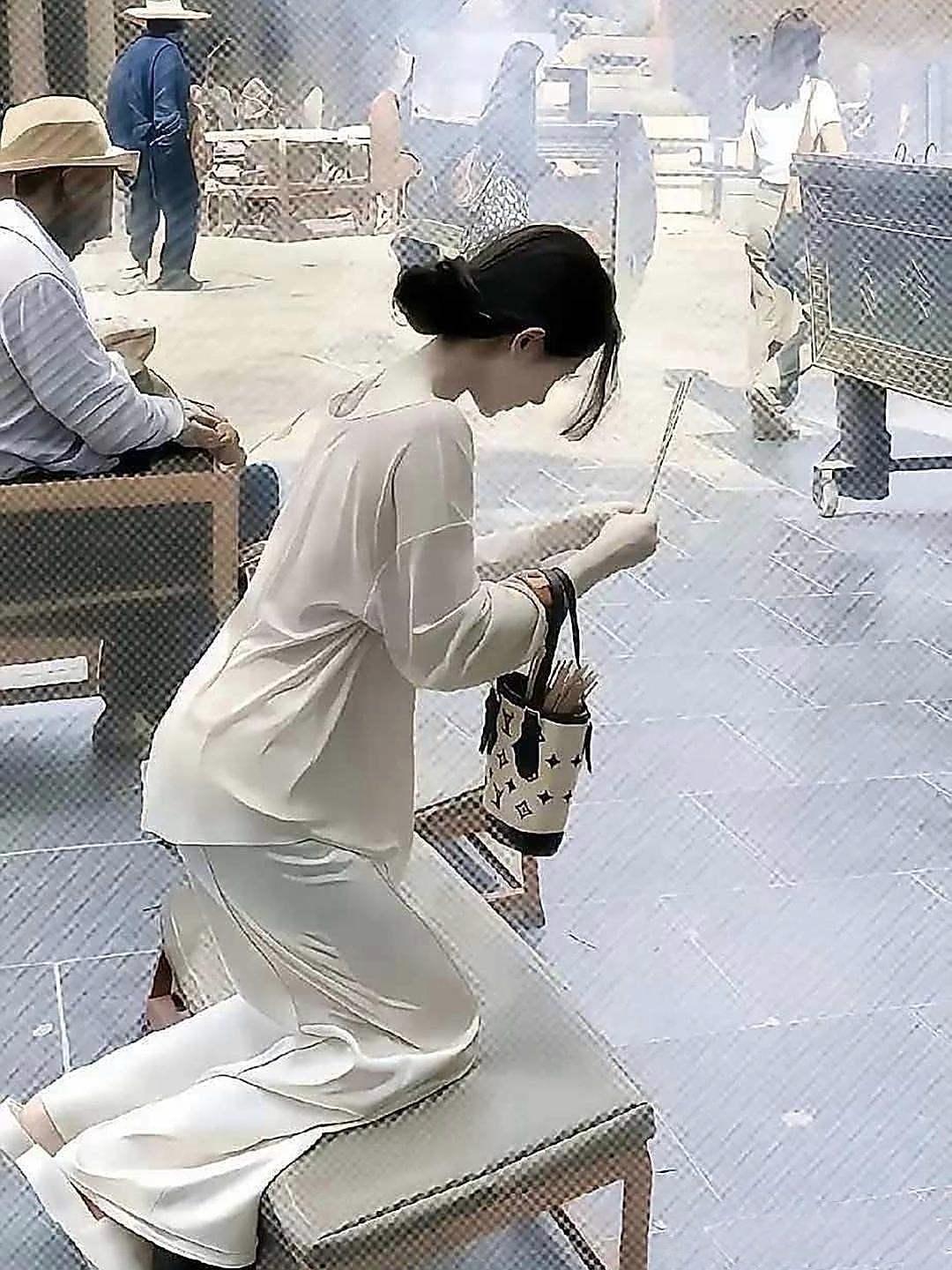 美女祈求的什么？