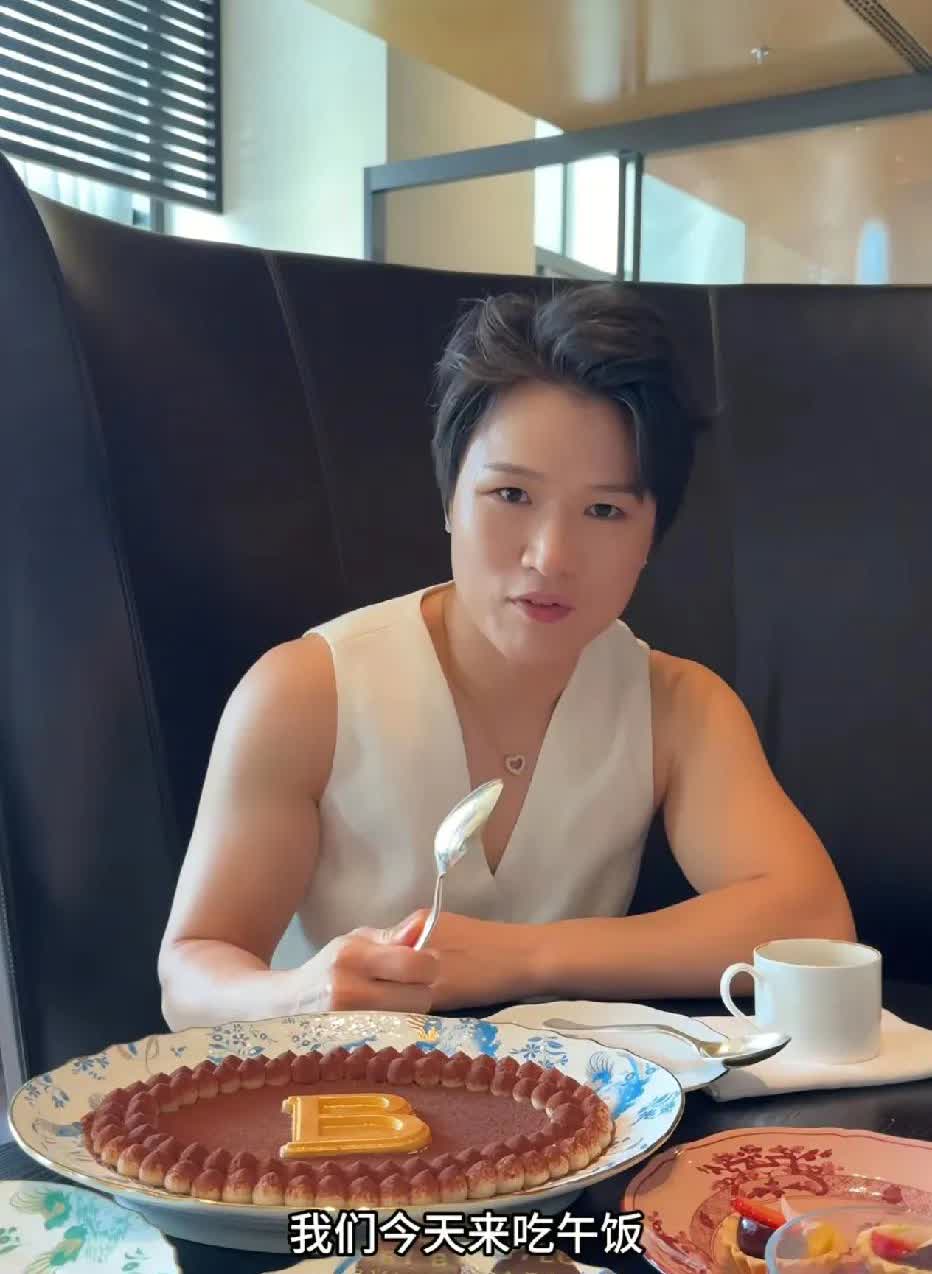 张伟丽打UFC拿到冠军后，确实赚到钱了，生活也得到了很大的改善，你看她吃一顿饭，