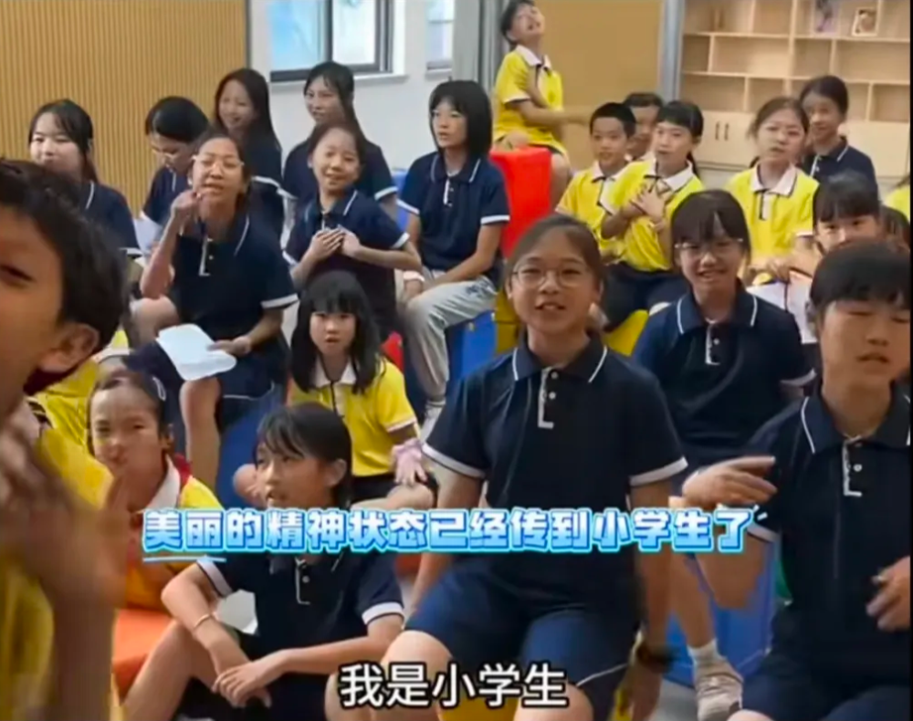 一群小学生在模仿单依纯的《李白》我是小学生今天想休息区区三万天试试又