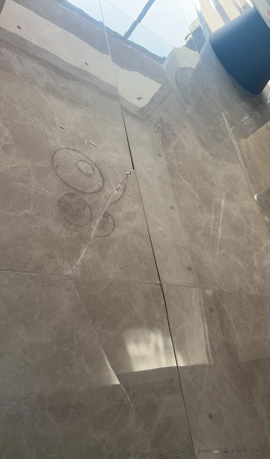 十二月了，通暖气就出问题了。地砖炸裂了，家人们都怎么解决的？新房装修入驻第一年