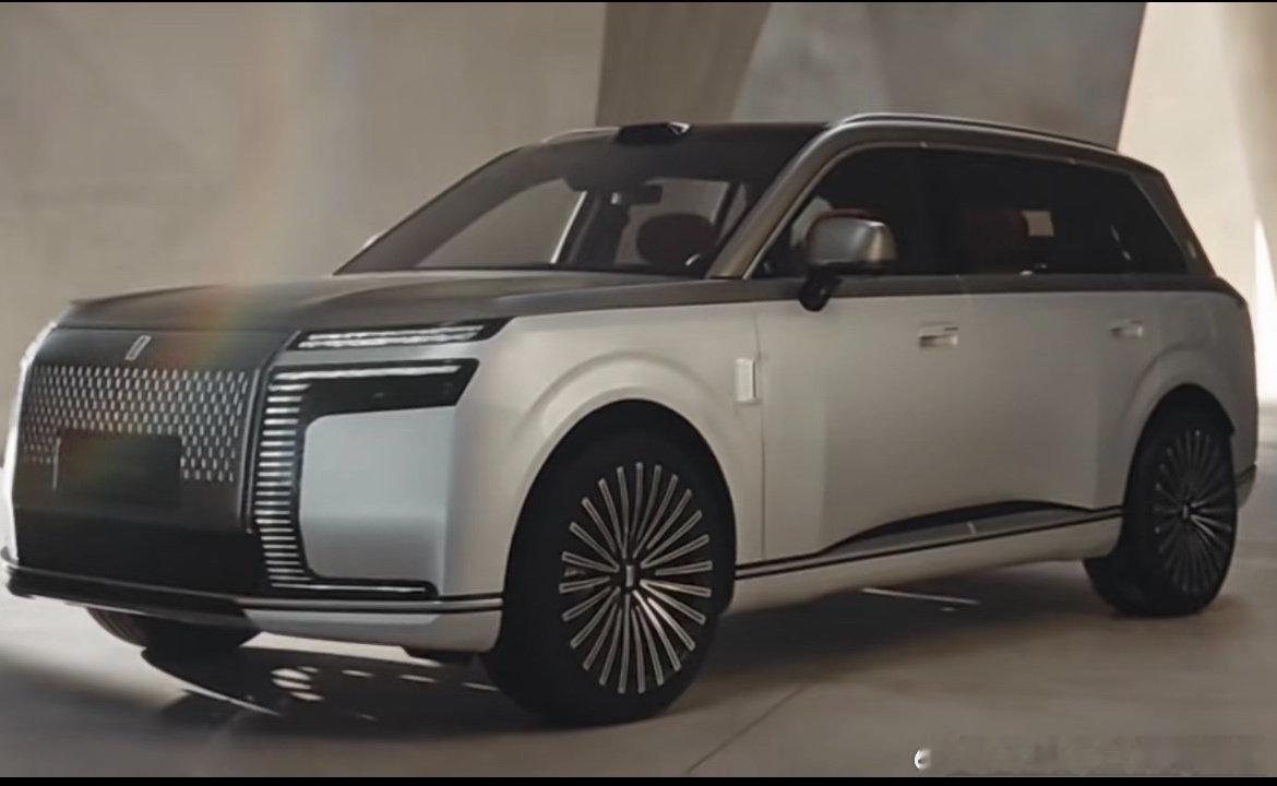 路上偶遇的，这个车是阿维塔09吗#长安汽车#​