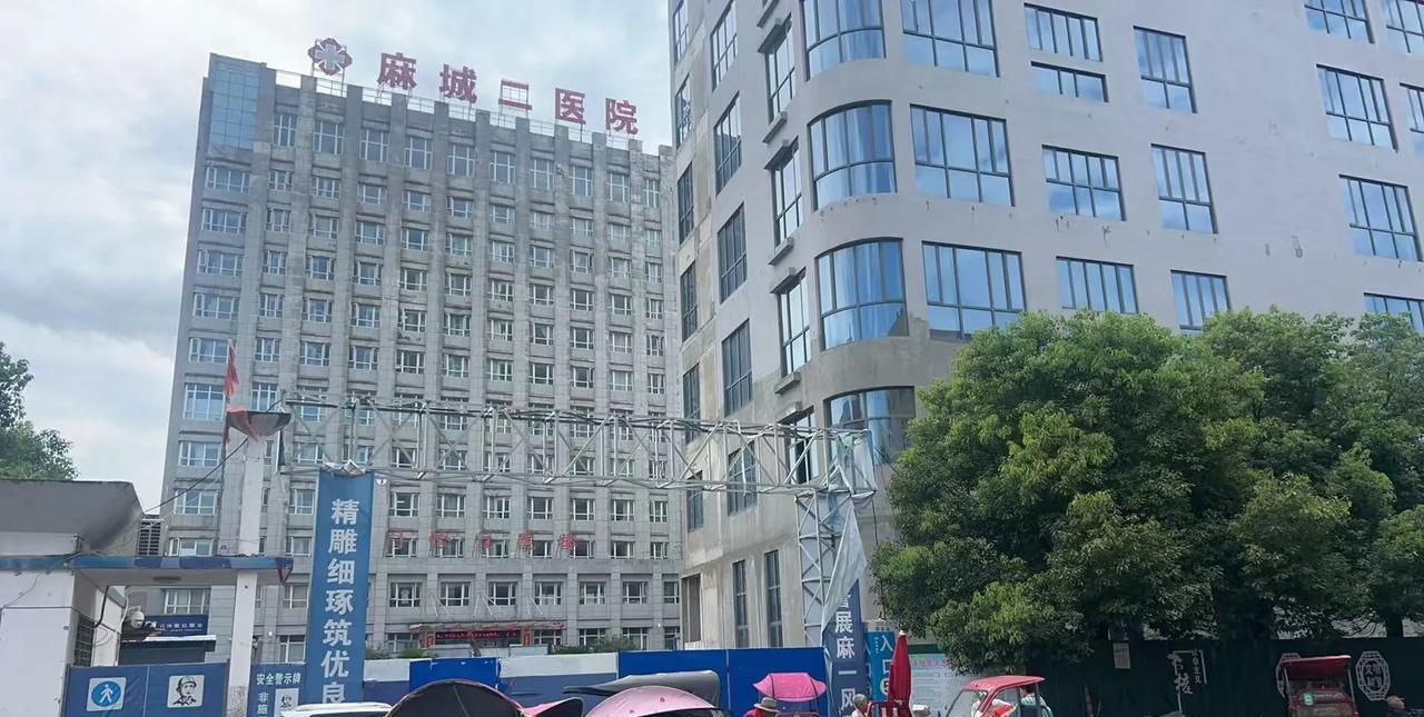 今天去麻城南部医疗中心随拍，真的被震撼到了！蓝天白云下，麻城市第二人民医院超亮