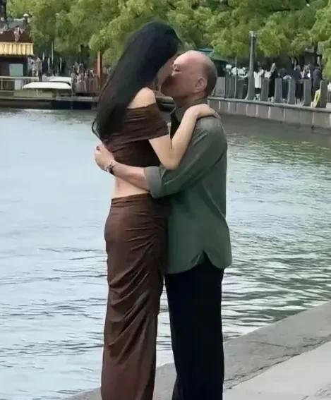 一个不嫌弃你嘴嗅女人真的会舍命爱你你说话带刺她笑着听你火气冲天她静静等