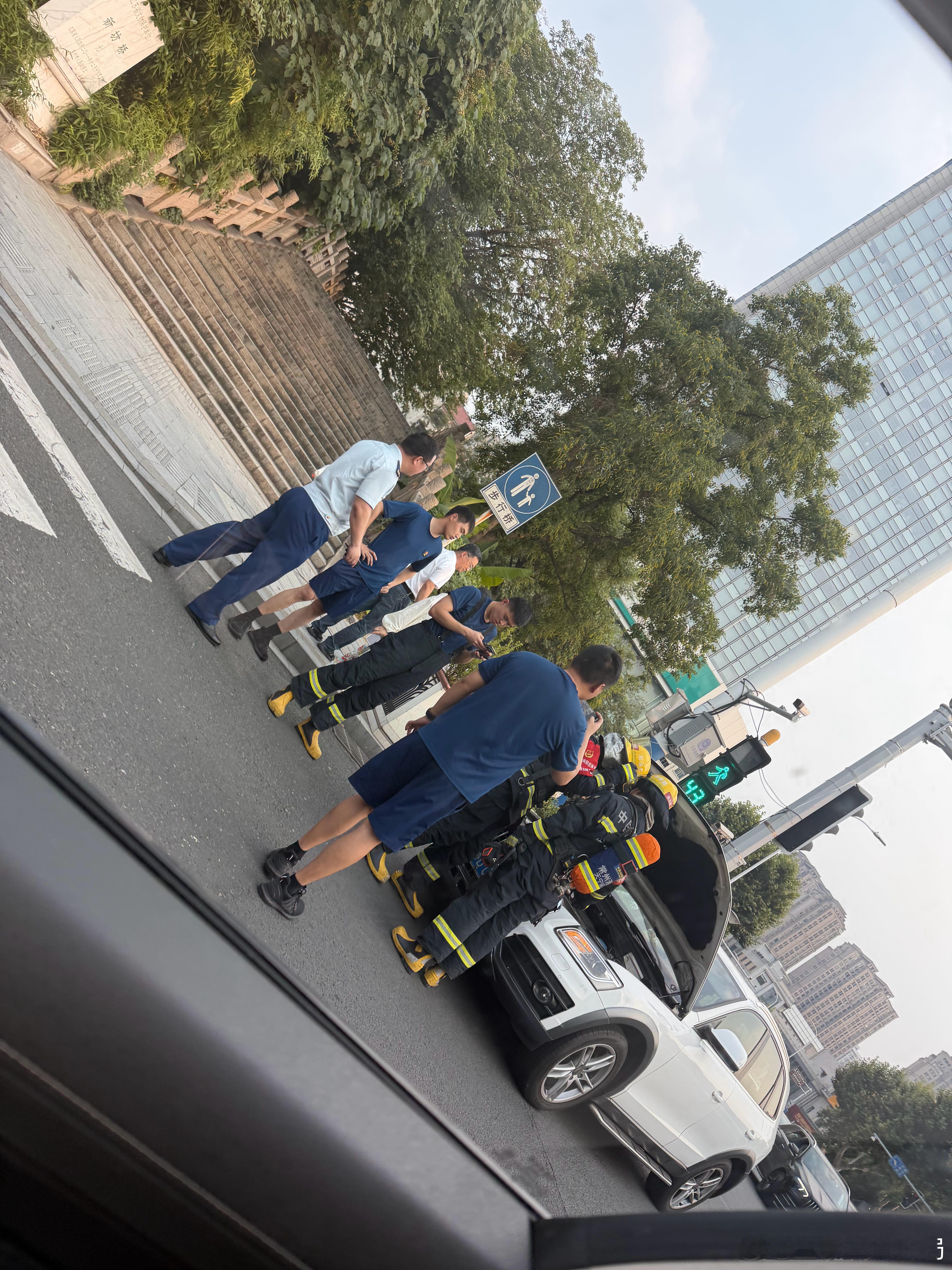 消防员们云淡风轻的，油车自燃这点小事儿你整的，还以为电车呢