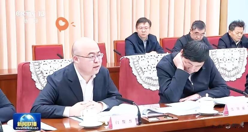 昨天《新闻联播》的镜头里，坐进中南海座谈会的那张年轻面孔，让很多人愣了一下：