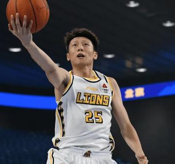 广厦男篮球员赵岩昊发文庆祝球队夺冠，他写道：盼望多年的夺冠梦想真的发生的一瞬间，