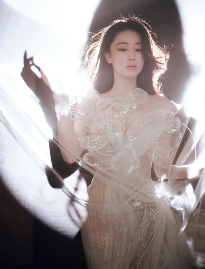 张馨予美人鱼上岸了张馨予这美人鱼造型真的美到失语！身姿曼妙、气质清艳，肌肤胜雪