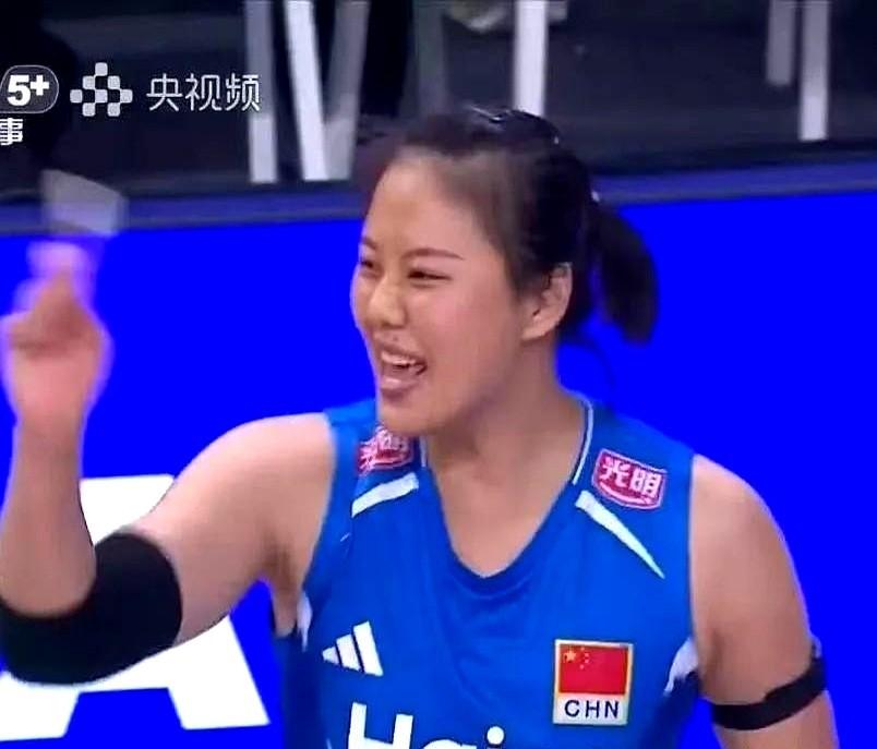 龚翔宇再次证明了她是中国女排的底牌！年轻队员听着主场的狂热呐喊连连退缩丢分，龚