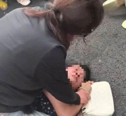 保定，之前看过大街上原配妻子殴打第三者，这次就在闹市区，又有一位女子当众殴打另一