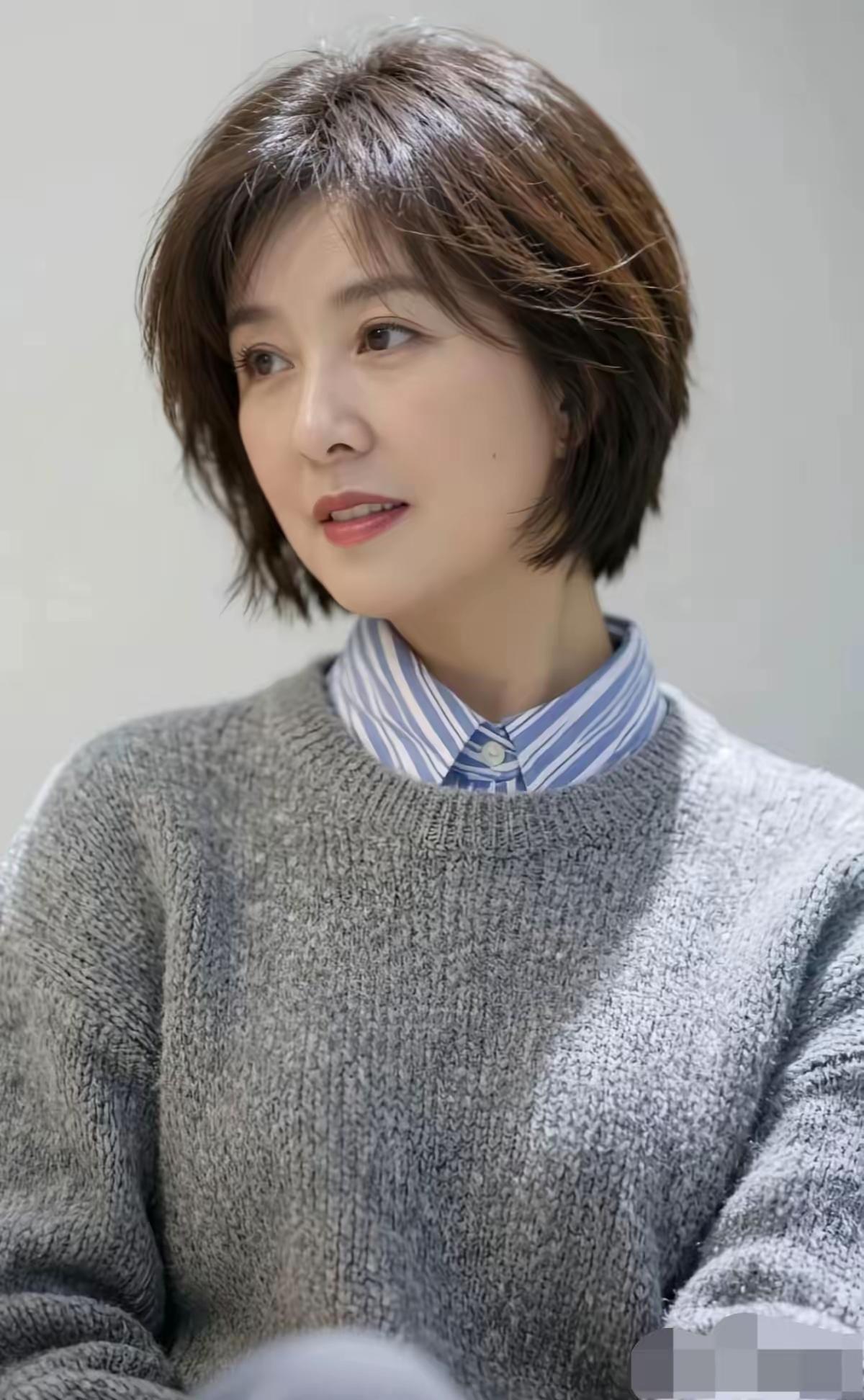 谁家男人祖辈上积了多大德德，有这么好的福气？老婆这长相，这气质，赛过娱乐圈一大