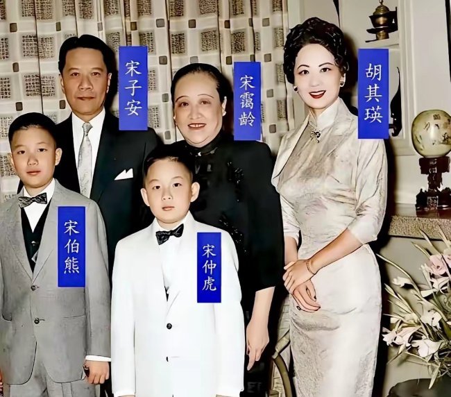 这张50年代的老照片，记录了宋霭龄与弟弟宋子安一家的温馨瞬间。