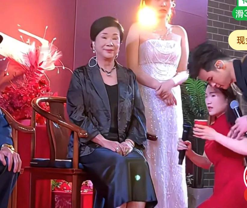 新媳妇给婆婆敬茶，惨遭无视，媳妇跪在地上给婆婆敬茶，婆婆正眼都不瞧一下，也不